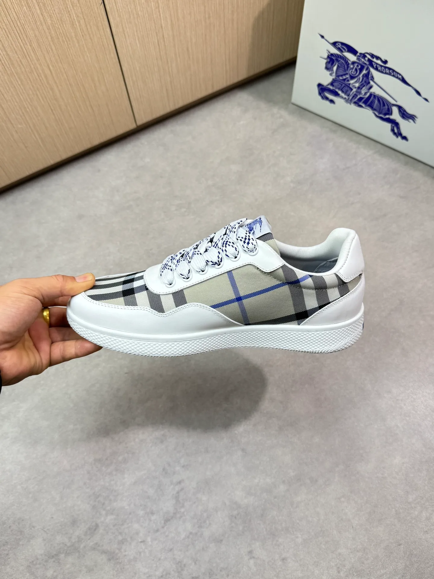 P400 [BURBERRY] Burberry casual sports sneakers - Upper: imported 🔝 Napa calfskin, brand totem cloth, tongue brand cloth label - Lining: brand canvas, foot pad; water-dyed cowhide - Outsole: ultra-light TPR rubber; two-color molded outsole - Super high quality control, fine workmanship: highlighted (high-end, luxury, grade) -Size : 38-44 (Male 45, can be customized)·BBR0372